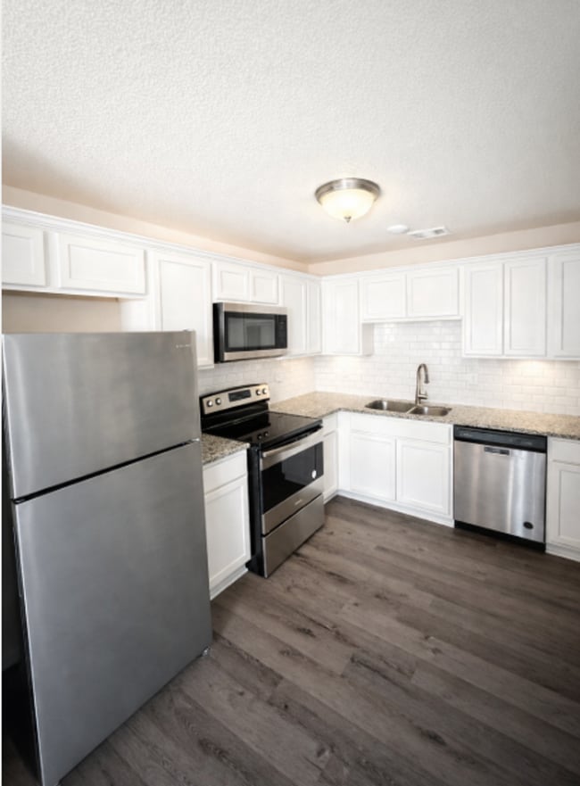 Building Photo - AVAILABLE NOW ; APPLY ON OUR WEBSITE TODAY!!!-1 MONTH FREE