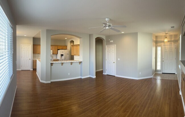 Building Photo - 3 Bed 2 Bath South Meadows Home