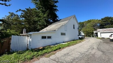 Building Photo - 35 Cherry St