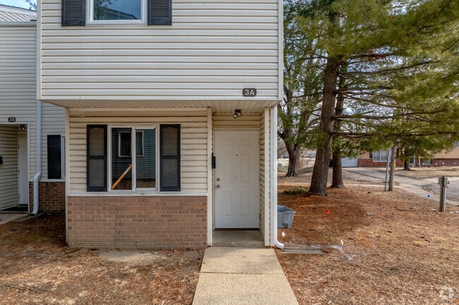 Entrance - Lincoln Terrace Apartments