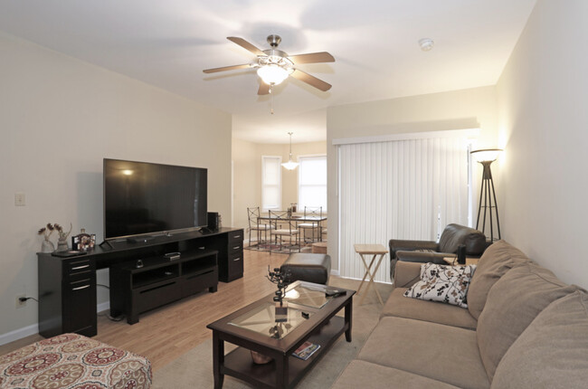 Living Room - 500 Fountain Vw
