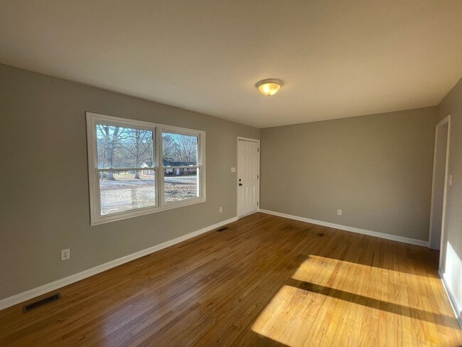 Foto del edificio - 3 bedroom 1 bath brick ranch home-Pet Friendly!  Large lawn! Freshly Painted!