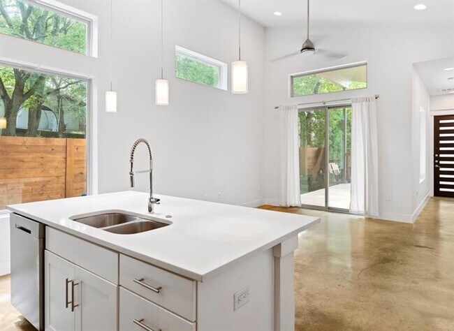 Building Photo - 1609 J J Seabrook Dr