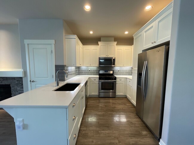 Building Photo - 3 Bedroom Townhome  in SW Redmond  - Parkl...