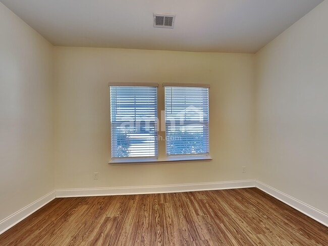 Building Photo - 104 Stagecoach Ln