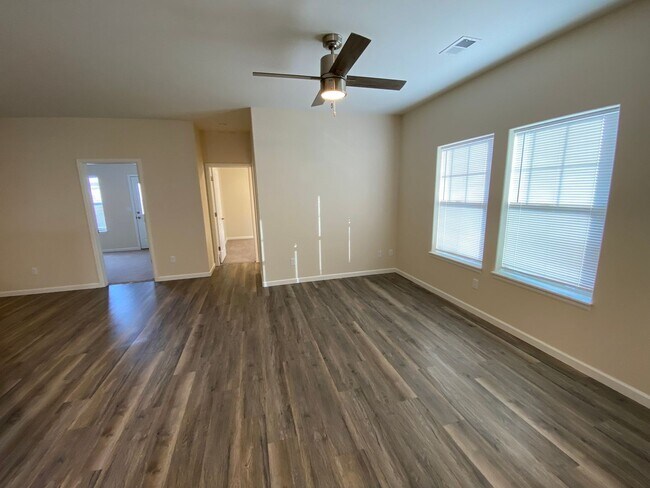 Foto del edificio - 3 Bedroom 2 Bath Single story end unit.