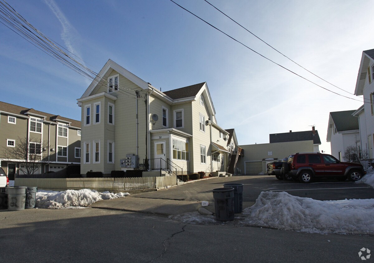 32 Floyd St, Waltham, MA 02453 Apartments in Waltham, MA