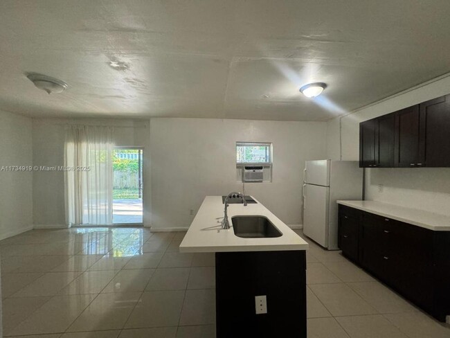 Building Photo - 2 bedroom in Miami FL 33127