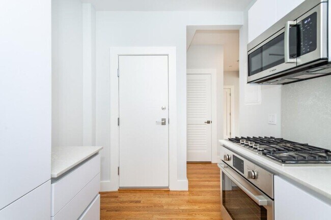 Building Photo - 15 Forest St