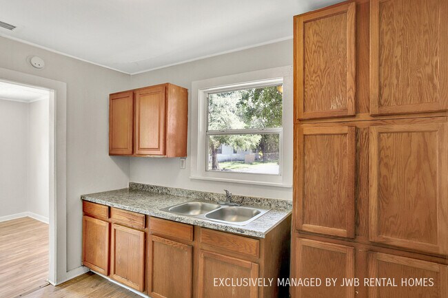 Building Photo - 1218 W 26th St