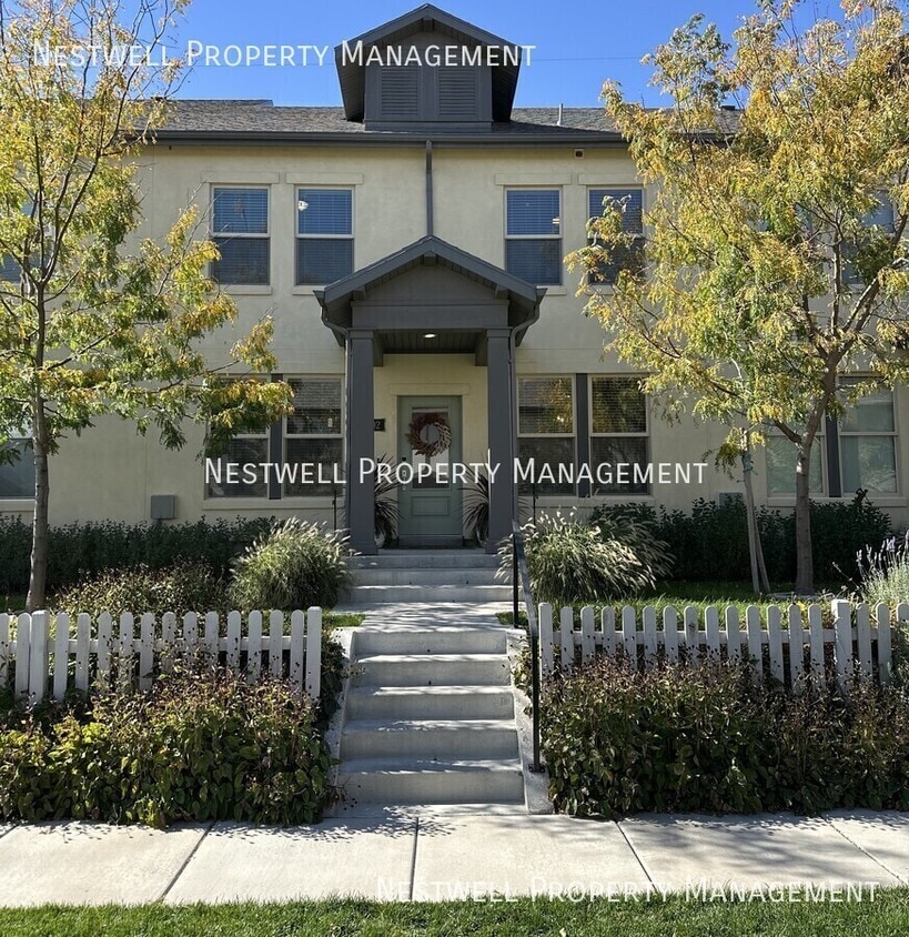 Primary Photo - Light and Bright Daybreak Smart Townhome