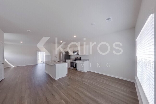 Building Photo - 2401 Banyan Cir