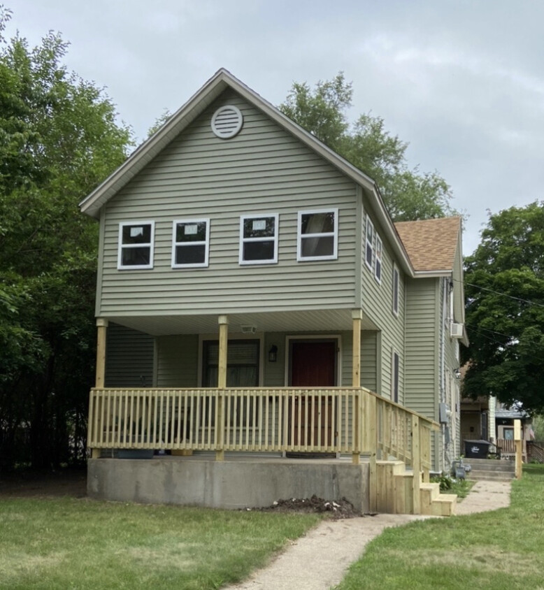 Upper Level Flat w/ New Windows and Exterior - 503 Middle St