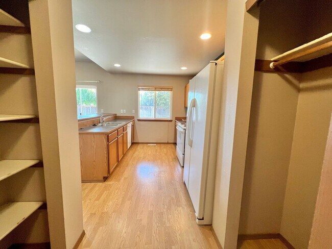 Building Photo - 3 Bedroom 2 Bath Home for Lease with Fully...