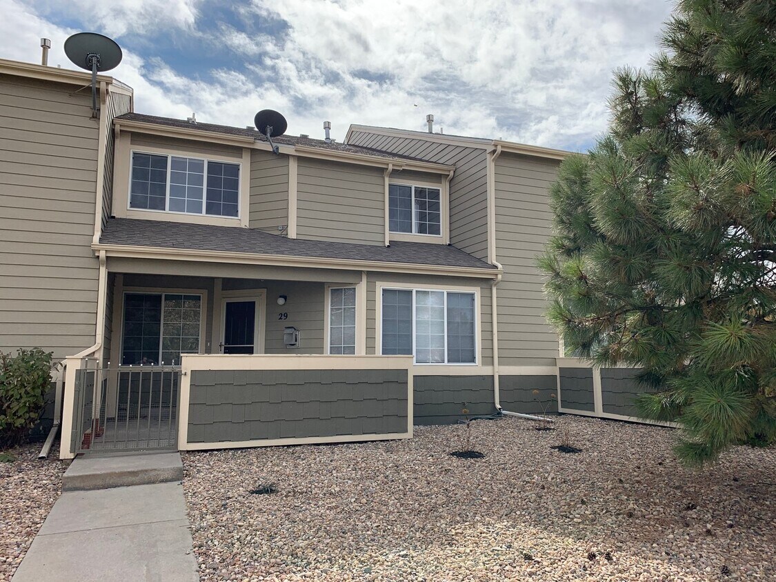 Primary Photo - Beautiful Well Maintained 3 bedroom 3.5 ba...