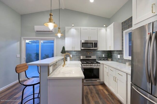 Foto del edificio - Private 1 Bed 1 Bath Back House with Yard ...