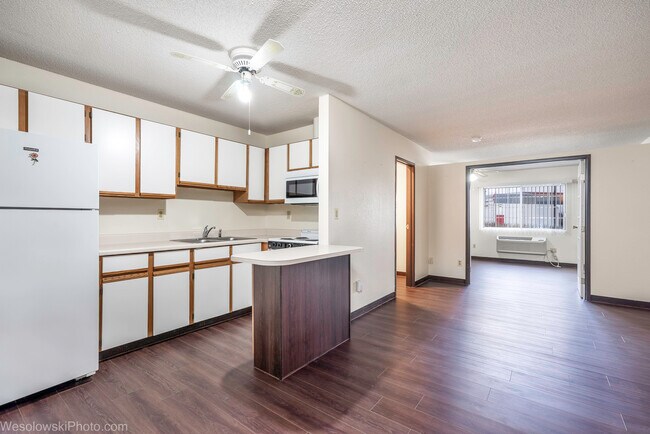 Cocina - 3305 Sunset Ave