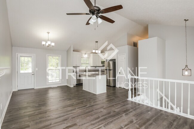 Building Photo - Charming 3 Bedroom, 2.5 bathrooms split le...