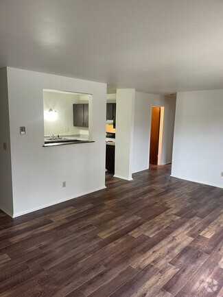 Building Photo - Large 2 bedroom 1 bath with balcony and ga...