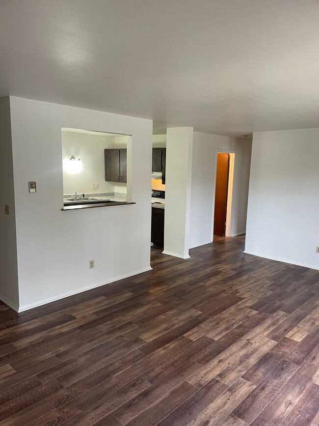 Foto del edificio - Large 2 bedroom 1 bath with balcony and ga...