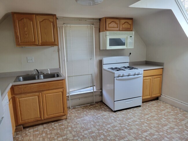 Kitchen - 1108 E Burlington St