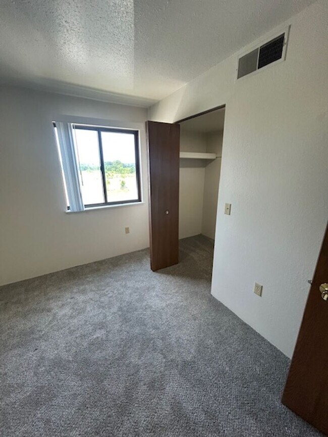 Building Photo - MOVE-IN Ready - 2 bedroom, One Bath - Top ...