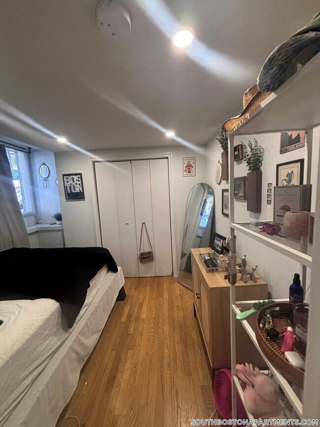 Building Photo - 506 E Broadway