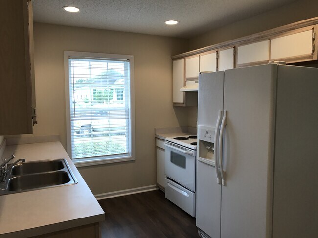Building Photo - Pet Friendly 3 Bedroom, 2 Bath Home with G...