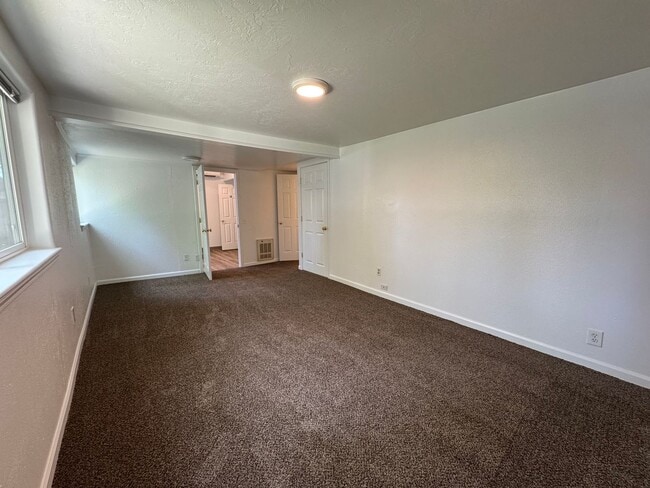 Building Photo - 3 Bedroom House off Coburg Road