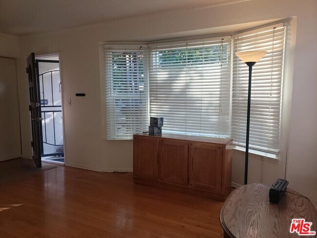 Foto del edificio - 8024 Regis Way