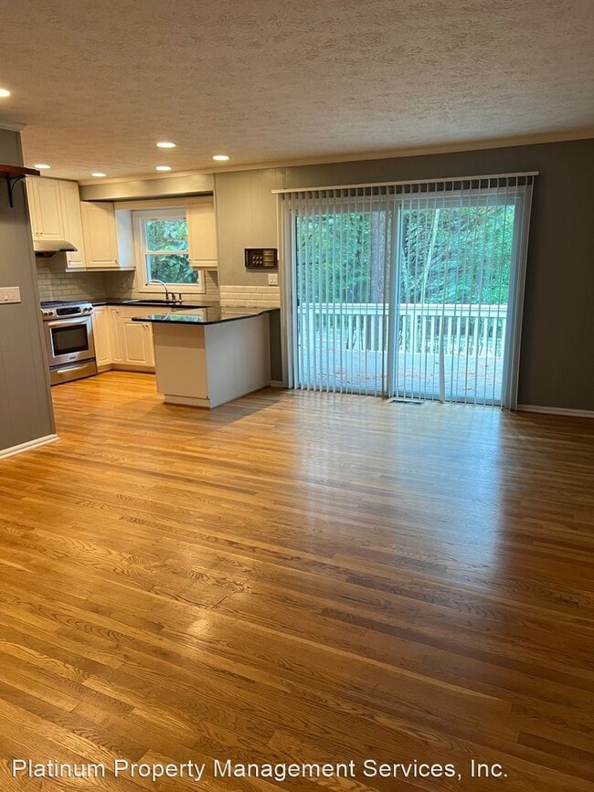 Building Photo - 3 br, 3 bath House - 1000 Martins Lake Close