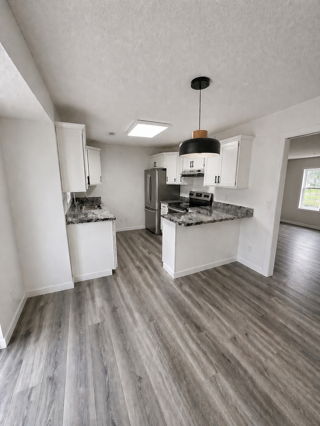 Building Photo - three bedroom house, in quiet family neighborhood