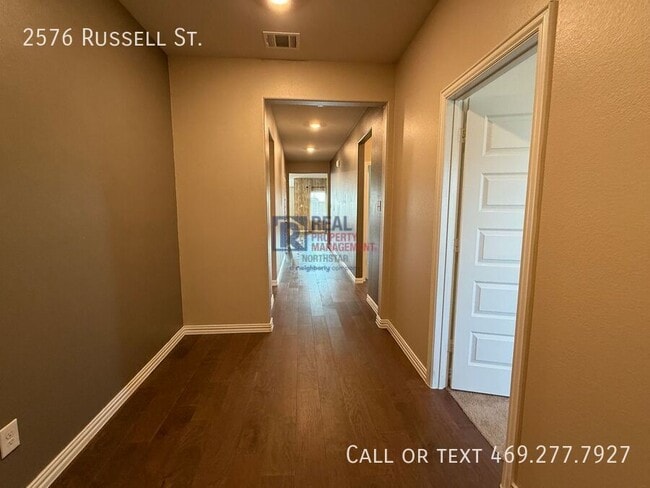 Foto del edificio - 2576 Russell St