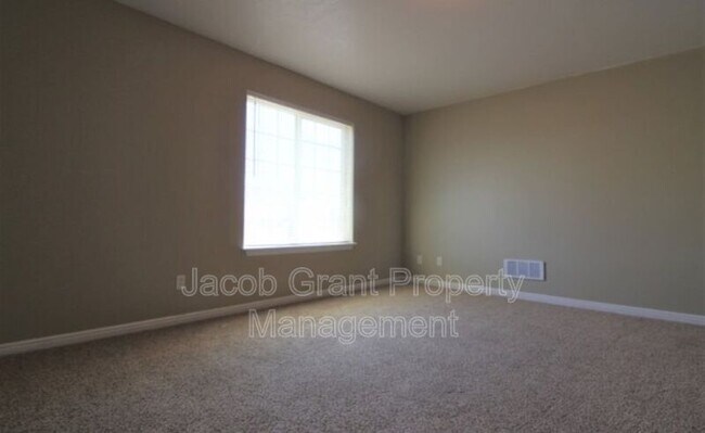 Building Photo - 980 Eve Dr