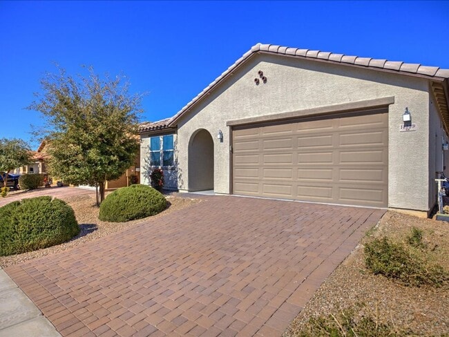 Building Photo - PROMO $400 OFF FIRST MONTH'S RENT!*