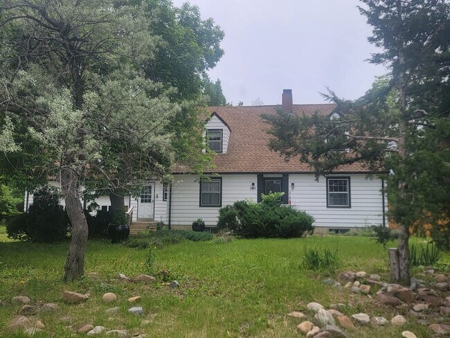 Building Photo - Boulder's best kept secret. Country Living...