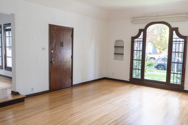 Foto del edificio - 1211 S Hayworth Ave