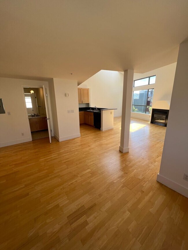Building Photo - TOP FLOOR LOFT 2BR 2 BA , PARKING! LAUNDRY...