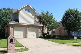 Building Photo - 2213 Ellis Dr