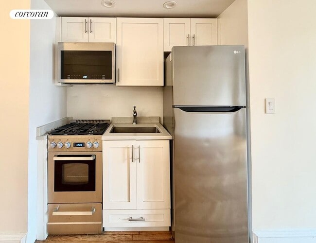 Building Photo - 210 E 68th St