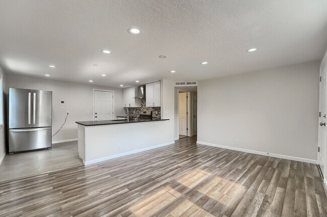 Building Photo - Three Bedrooms just west of Denver.