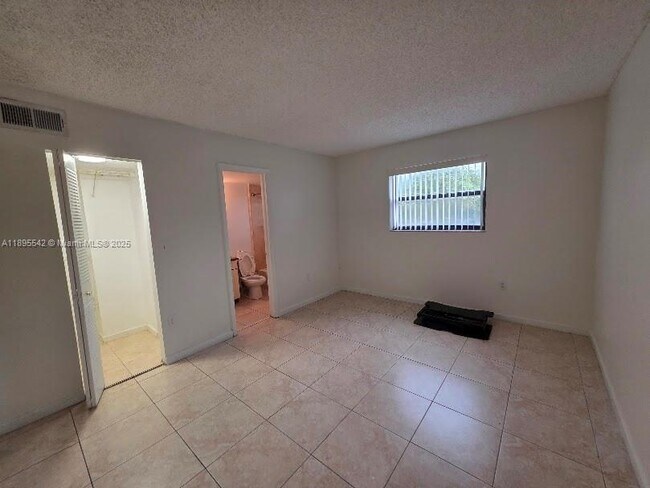 Foto del edificio - 8145 NW 7th St