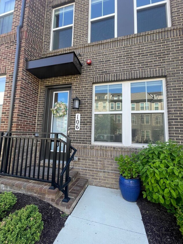 Primary Photo - FOUR LEVEL TOWNHOUSE IN DOWNTOWN CROWN, 2 ...