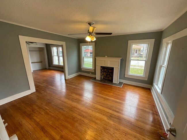 Building Photo - Remodeled Waterside Home