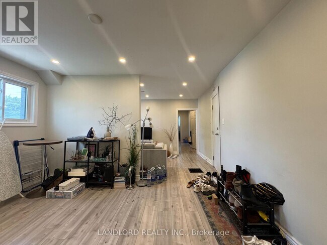 Photo du bâtiment - 154-154 Ossington Ave