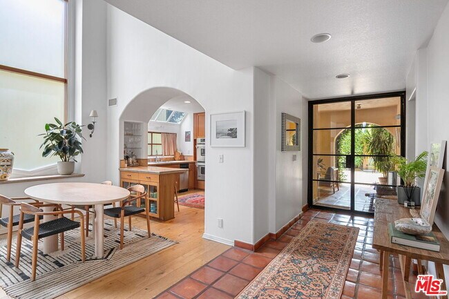 Building Photo - 4372 Hillview Dr