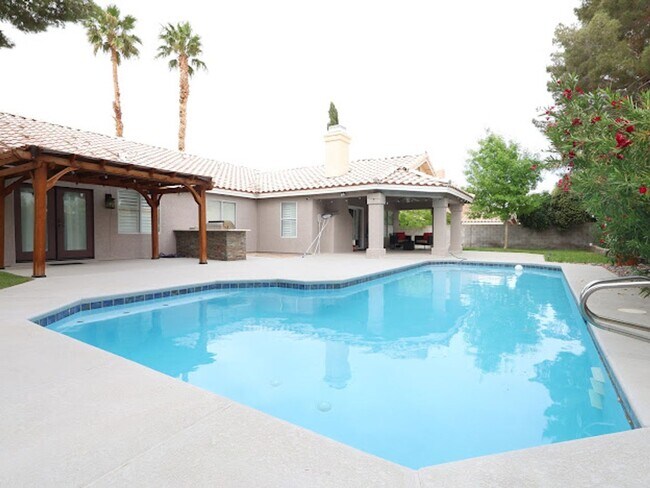 Building Photo - Discover Comfort and Convenience!