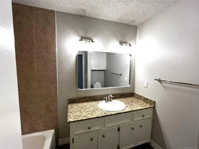 Foto del edificio - 8304 E 65th Pl