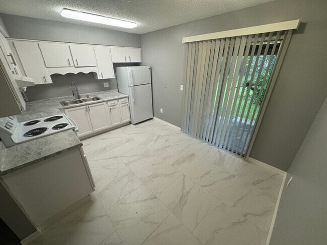 Foto del edificio - 10469 Eastside Ave