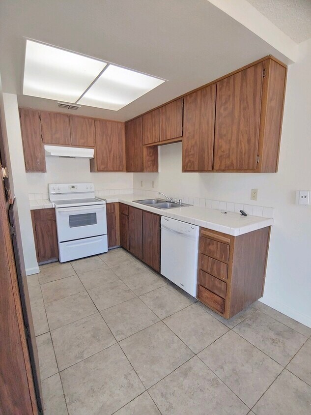 Primary Photo - Spacious 3 bedroom 1.5 bathroom condo in S...